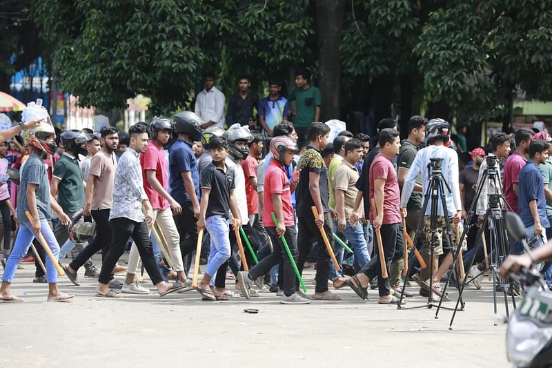 সমাবেশে আসা ছাত্রলীগের নেতা-কর্মীদের অনেকের হাতে হকিস্টিক, স্টাম্প, কাঠ, লাঠি, রড ও জিআই পাইপ দেখা যায়