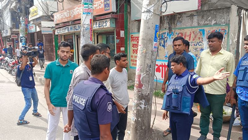 ময়মনসিংহে বৈষম্যবিরোধী ছাত্র আন্দোলনের কয়েকজন সমন্বয়ক কর্মসূচি পালন করতে পুলিশের সহযোগিতা চান। ওই সময় পুলিশ তাঁদের সেখান থেকে সরে যেতে বলে। আজ সোমবার বিকেলে নগরের ফিরোজ জাহাঙ্গীর চত্বরে