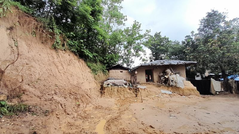 চট্টগ্রামের রাঙ্গুনিয়া উপজেলার ইসলামপুর ইউনিয়নের ৬ নম্বর ওয়ার্ড খলিফাপাড়া এলাকায় কাটা হচ্ছে পাহাড়। গতকাল সকালে তোলা