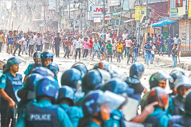 কোটা সংস্কার আন্দোলন ঘিরে ঢাকাসহ দেশের বিভিন্ন জায়গায় পুলিশের সঙ্গে বিক্ষোভকারীদের সংঘর্ষ হয়