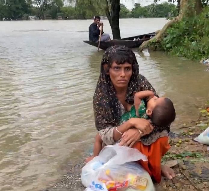 সন্তান হাবিবাকে কোলে নিয়ে জোছনা বেগম। ছবিটি গত সপ্তাহে স্থানীয় এক আইনজীবীর তোলা