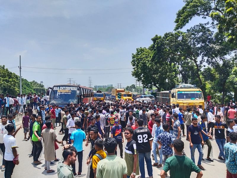 ব্রাহ্মণবাড়িয়ার আশুগঞ্জের সৈয়দ নজরুল ইসলাম সেতুর টোল প্লাজায় বিক্ষোভ করে মহাসড়ক অবরোধ করেন সাধারণ শিক্ষার্থীরা। গতকাল বৃহস্পতিবার দুপুর ১২টায় তোলা ছবি