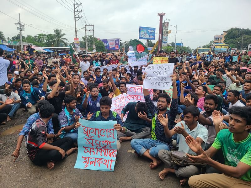 কোটা বাতিলের দাবিতে রংপুরের বেগম রোকেয়া বিশ্ববিদ্যালয়ের শিক্ষার্থীরা মহাসড়ক অবরোধ করেন। আজ শনিবার দুপুরে রংপুর নগরের মডার্ন মোড়ে রংপুর–ঢাকা মহাসড়কে