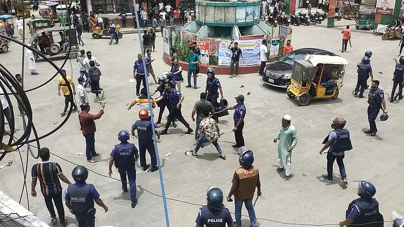 কোটা সংস্কারের দাবিতে আন্দোলকারী শিক্ষার্থীদের ওপর হামলা চালান ছাত্রলীগের নেতা-কর্মীরা। আজ বুধবার বেলা সাড়ে ১১টার দিকে মুন্সিগঞ্জ শহরে