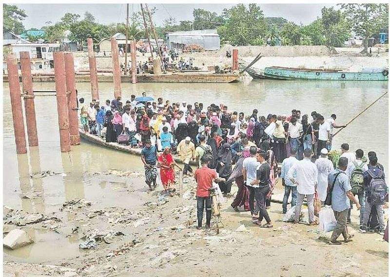 শরীয়তপুরের নড়িয়া-জাজিরা-ঢাকা সড়কের কীর্তিনাশা নদীতে নির্মাণাধীন সেতুর কাজ ৭ বছরেও শেষ হয়নি। ঝুঁকি নিয়ে নৌকায় করে পারাপার হচ্ছেন স্থানীয় লোকজন