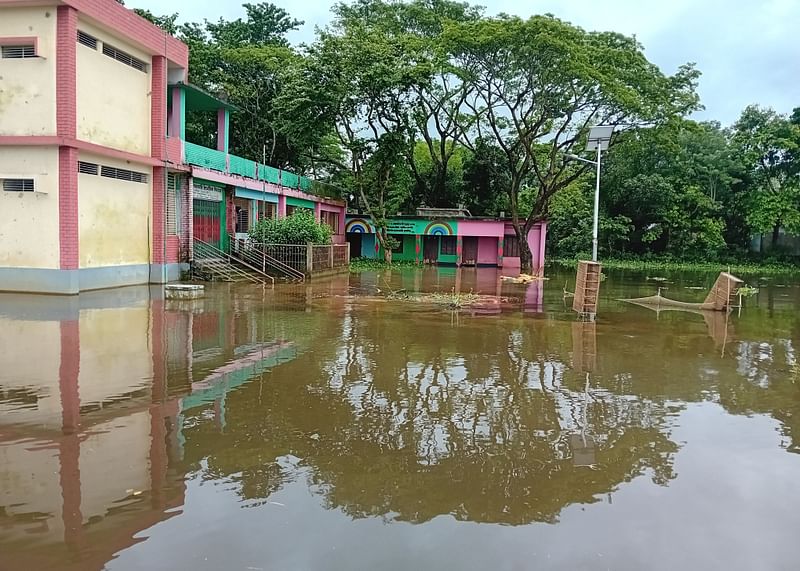 বন্যার পানিতে তলিয়ে আছে মৌলভীবাজারের জুড়ী উপজেলার দীঘলবাক সরকারি প্রাথমিক বিদ্যালয়। গতকাল বিকেলে তোলা