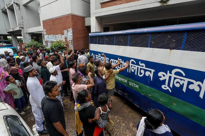 কোটা সংস্কার আন্দোলন-সংঘর্ষের মামলায় গ্রেপ্তার হওয়া আসামিদের আজ আদালতে হাজির করা হয়। সেখানে তাঁদের দেখতে ভিড় করেন স্বজনেরা। বিকেল চারটায় আদালত প্রাঙ্গণে