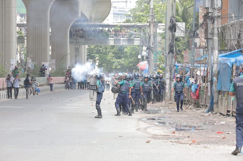 কাঁদানে গ্যাস ছুড়ছে পুলিশ