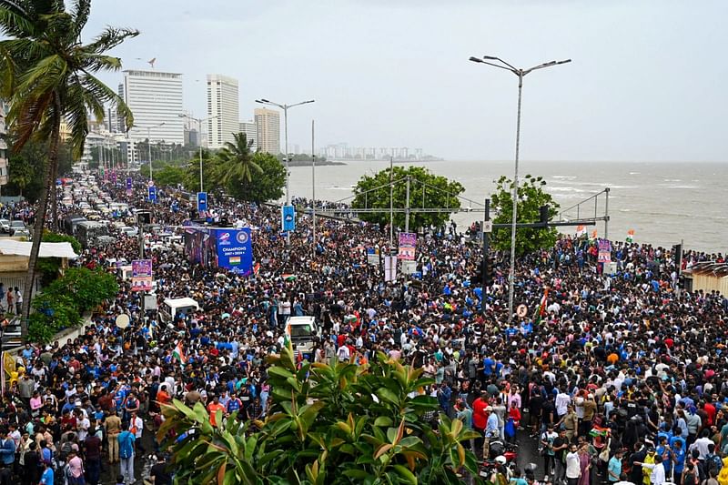 মুম্বাইয়ে টি-টোয়েন্টি বিশ্বকাপজয়ী ভারত দলকে বরণ করে নিতে মানুষের ভীড়