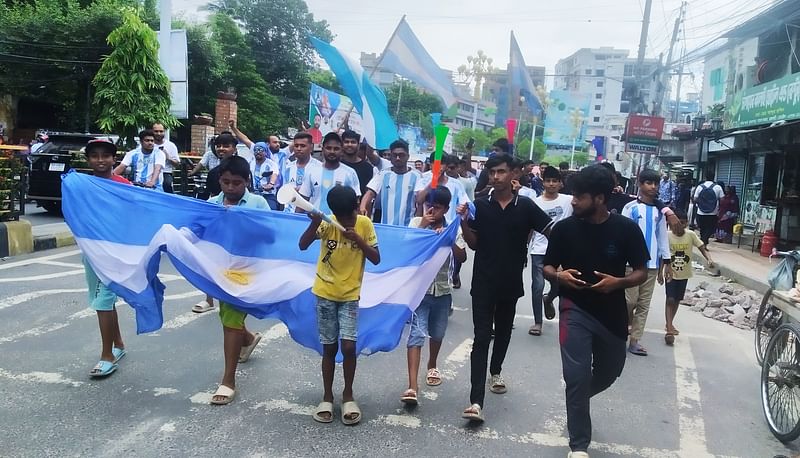 আর্জেন্টিনার কোপা আমেরিকা জয়ে রাজশাহীতে বিজয় মিছিলে সমর্থকেরা। আজ সোমবার সকাল সাড়ে ১০টার দিকে নগরের সাহেব বাজার এলাকায়