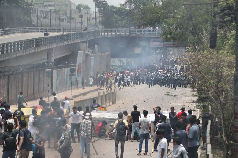 কোটা সংস্কার আন্দোলনকারীদের সঙ্গে পুলিশের সঙ্গে রণক্ষেত্রে রূপ নেয় রাজধানীর বাড্ডা ও রামপুরা এলাকা। আজ বুধবার দুপুরে