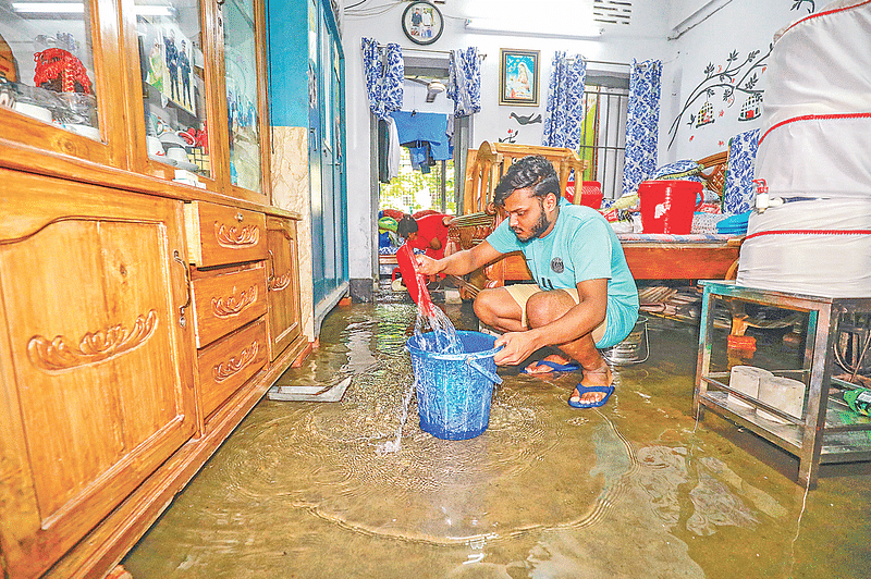 ঘরের ভেতরে পানি ঢুকেছে শুক্রবার দুপুরে। সেই পানি সরেনি গতকাল বিকেলেও। আসবাব যাতে নষ্ট না হয়, সে জন্য বালতি নিয়ে পানি সরানোর চেষ্টা করছেন বুয়েট স্টাফ কোয়ার্টারের নিচতলার বাসিন্দা প্রীতম হালদার। গতকাল বিকেলে