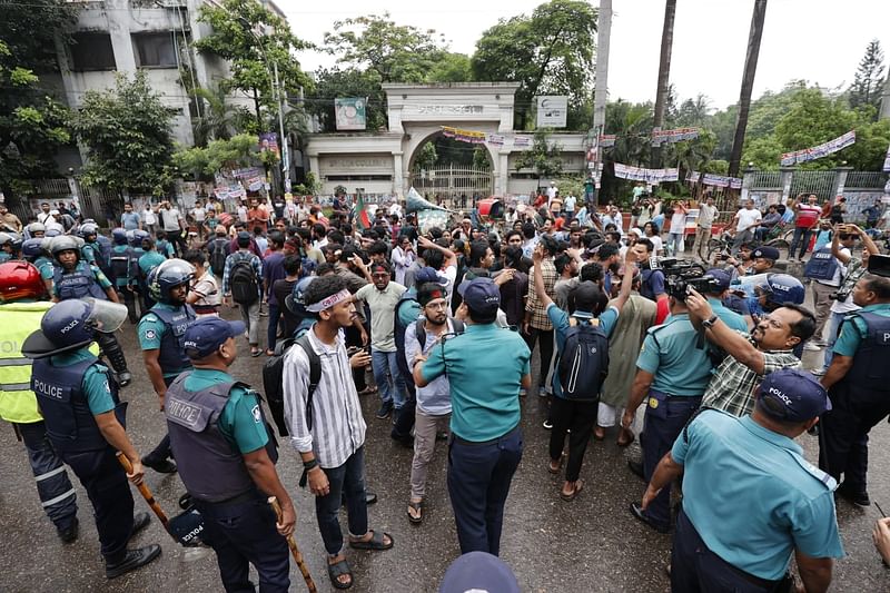 সরকারি চাকরিতে কোটা সংস্কারের দাবিতে শিক্ষার্থীদের আন্দোলনে পুলিশের বাধা। আজ বৃহস্পতিবার রাজধানীর নিউমার্কেট এলাকায়