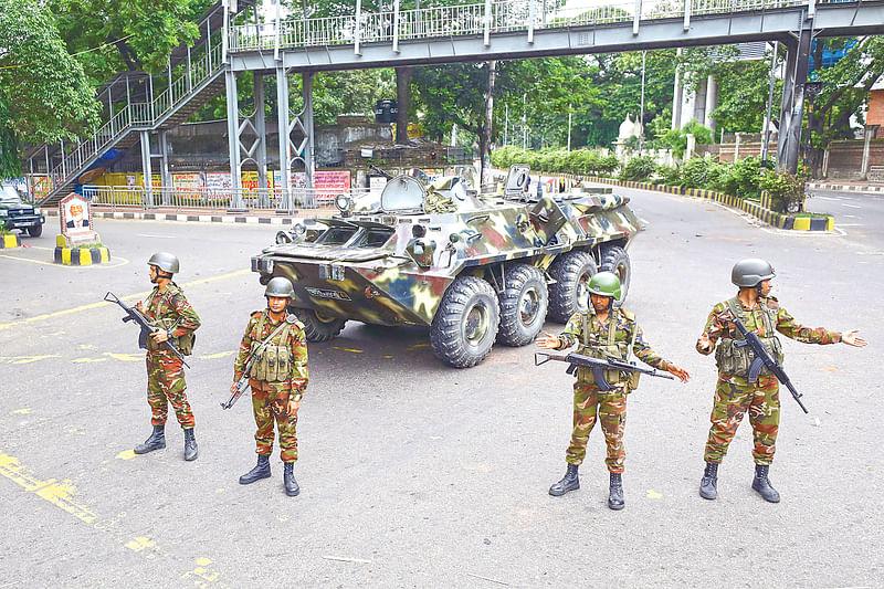 সেনাসদস্যদের টহল। শনিবার (২০ জুলাই) দুপুরে রাজধানীর মৎস্য ভবন মোড়ে