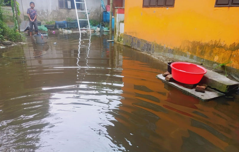 নোয়াখালী পৌরসভার অনেক এলাকায় আজও পানি জমে থাকতে দেখা যায়। অনেক বসতবাড়ি থেকে সরেনি পানি। আজ দুপুরে শহরের লক্ষ্মীনারায়ণপুরের  এলাকায়