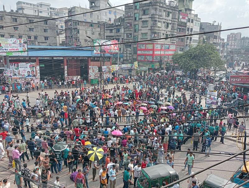 সরকারি চাকরিতে কোটা পুনর্বহালের প্রতিবাদে জগন্নাথ বিশ্ববিদ্যালয়ের শিক্ষার্থীরা পুরান ঢাকার তাঁতীবাজার মোড় অবরোধ করে বিক্ষোভ করেন। ঢাকা, ৬ জুলাই