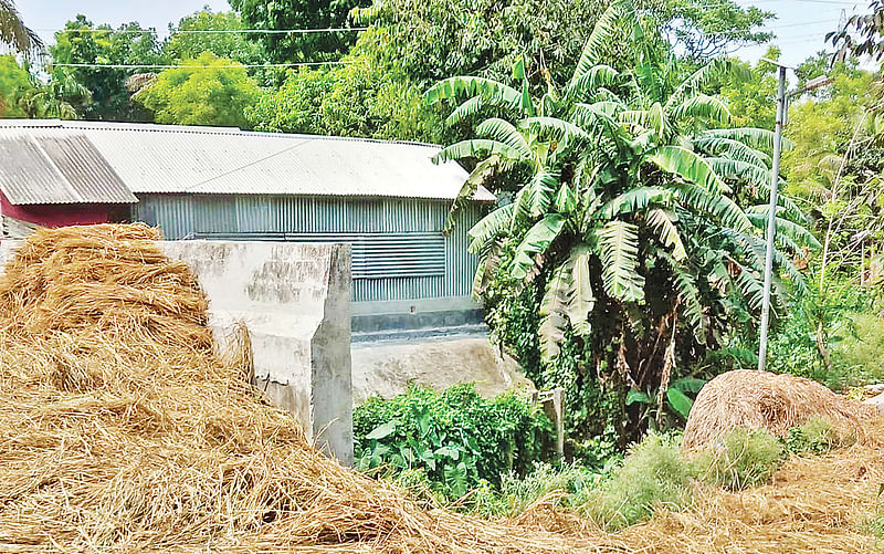 পানিনিষ্কাশনের খাল দখল করে রাস্তা ও দোকান নির্মাণ করা হয়েছে। সম্প্রতি পাবনার ভাঙ্গুড়ার পারভাঙ্গুড়া ইউনিয়নের পাথরঘাটায়