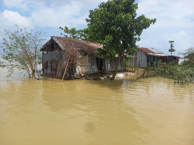 সুনামগঞ্জের বিভিন্ন এলাকায় এখনো মানুষের বাড়িঘরের আঙিনায় বন্যার পানি আছে। এতে ভোগান্তিতে আছে মানুষ। গত রোববার দুপুরে জেলার শান্তিগঞ্জ উপজেলার রহমতপুর গ্রামে