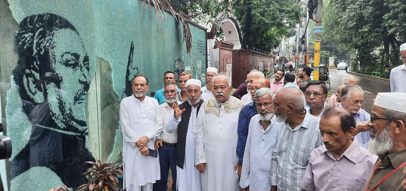 গত শুক্রবার জামালখানে বঙ্গবন্ধুর ম্যুরাল ভাঙচুর করা হয়। আজ মুক্তিযোদ্ধারা এ স্থান পরিদর্শনে যান