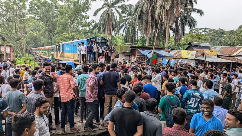 বাংলাদেশ কৃষি বিশ্ববিদ্যালয়ের শিক্ষার্থীরা জামালপুর এক্সপ্রেস ট্রেন ১ ঘণ্টা ৪০ মিনিট আটকে রাখেন। আজ দুপুরে বিশ্ববিদ্যালয়ের আবদুল জব্বার মোড়সংলগ্ন রেললাইনে