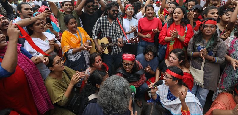 বঙ্গবন্ধু অ্যাভিনিউতে প্রবেশের মুখেই পুলিশের বাধার মুখে পড়ে একপর্যায়ে শিল্পী-সংস্কৃতিকর্মীদের অনেক পথের ওপরেই বসে পড়েন।