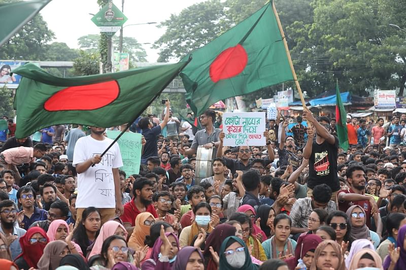 রাজধানীর শাহবাগে শিক্ষার্থী ও চাকরিপ্রত্যাশীরা