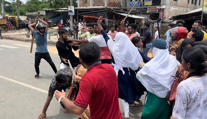 মাদারীপুরে কোটা সংস্কারের দাবিতে আন্দোলনকারী শিক্ষার্থীদের ওপর ছাত্রলীগের হামলা। বুধবার বেলা সাড়ে ১১টার দিকে ঢাকা-বরিশাল মহাসড়কের মস্তফাপুর বাসস্ট্যান্ড গোলচত্বরে