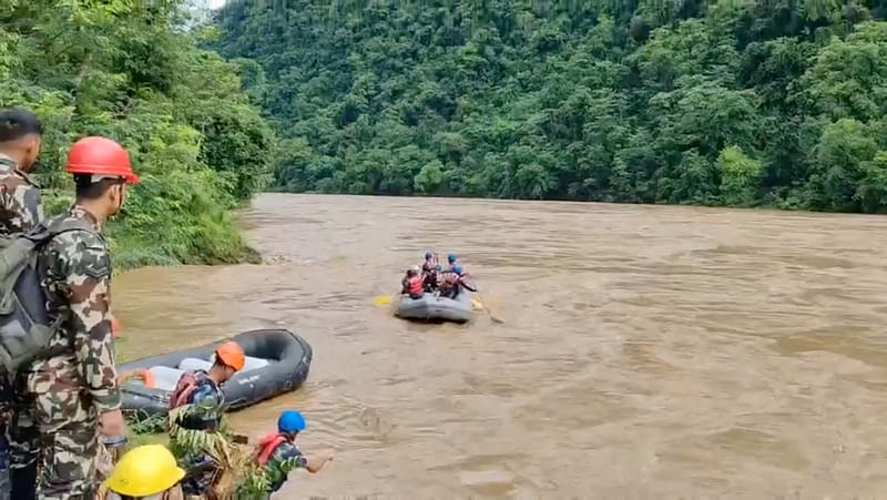 নেপালে গত শুক্রবার ভারী বর্ষণে সৃষ্ট ভূমিধসে দুটি বাস মহাসড়ক থেকে নদীতে পড়ে বহু মানুষ নিখোঁজ হন