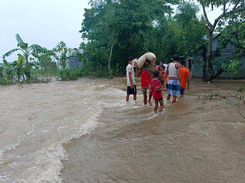 পাহাড়ি ঢলের পানিতে প্লাবিত হয়েছে সুনামগঞ্জ-তাহিরপুর সড়কের চিকসা এলাকা। আজ শুক্রবার সকালে