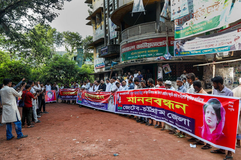 খালেদা জিয়ার উন্নত চিকিৎসা ও মুক্তির দাবিতে মানববন্ধন করে জাতীয়তাবাদী টেক্সটাইল ইঞ্জিনিয়ার্স অ্যাসোসিয়েশন অব বাংলাদেশ চট্টগ্রাম জেলার নেতা-কর্মীরা। আজ বিকেল সাড়ে ৪টায় চট্টগ্রাম নগরের নাসিমন ভবনের সামনে