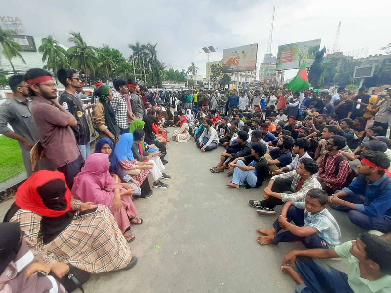 খুলনা নগরের শিববাড়ি মোড়ের চারটি সড়ক অবরোধ করে বিক্ষোভ করেন শিক্ষার্থীরা। আজ মঙ্গলবার দুপুরে