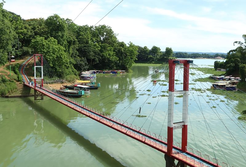 পর্যটকশূন্য রাঙামাটির ঝুলন্ত সেতুতে ছুটির দিনেও নেই ভিড়। আজ সকালে তোলা