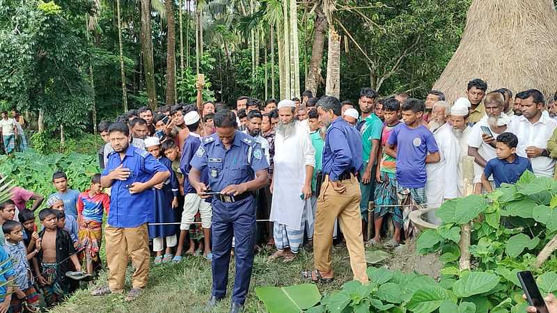 বাড়ির সামনে গলা কাটা অবস্থায় পড়ে থাকা বৃদ্ধের লাশ উদ্ধার করে পুলিশ। আজ সকালে নোয়াখালীর সুবর্ণচর উপজেলার চর জব্বর ইউনিয়নের চর রশিদ গ্রামে