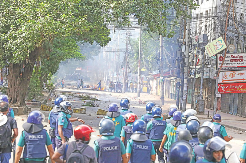 রাজধানীর পল্টন এলাকায় আন্দোলনকারীদের সঙ্গে পুলিশের সংঘর্ষ