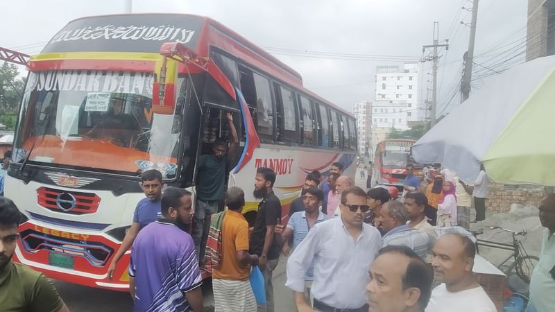 যাত্রীবাহী বাস ছেড়ে যাচ্ছে। আজ বুধবার সকাল সাড়ে ১০টার দিকে রাজশাহী নগরের ভদ্রা বাসস্ট্যান্ড এলাকায়