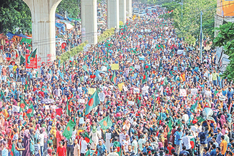 সরকারি চাকরিতে কোটাব্যবস্থা বাতিল করে জারি করা পরিপত্র পুনর্বহালসহ চার দফা দাবিতে ‘বৈষম্যবিরোধী ছাত্র আন্দোলন’–এর ব্যানারে আন্দোলনরত শিক্ষার্থীরা ‘বাংলা ব্লকেড’ কর্মসূচি পালন করেন। গতকাল বিকেলে রাজধানীর শাহবাগ এলাকায়