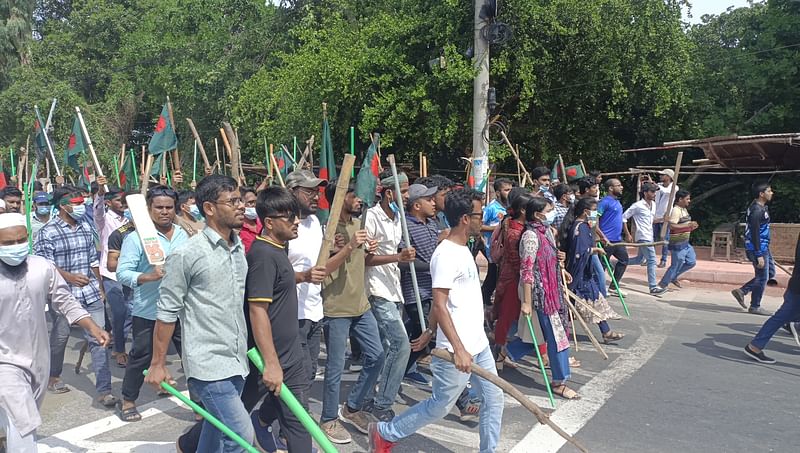 বিক্ষোভ মিছিল থেকে আন্দোলনকারীদের একটি অংশ মাদার বখ্শ হলের দিকে ধাওয়া করে এগিয়ে আসেন। আজ মঙ্গলবার বিকেলে