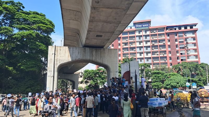 হাইকোর্টের সামনে শিক্ষা অধিকার চত্বরে বিক্ষোভকারীদের অবস্থান