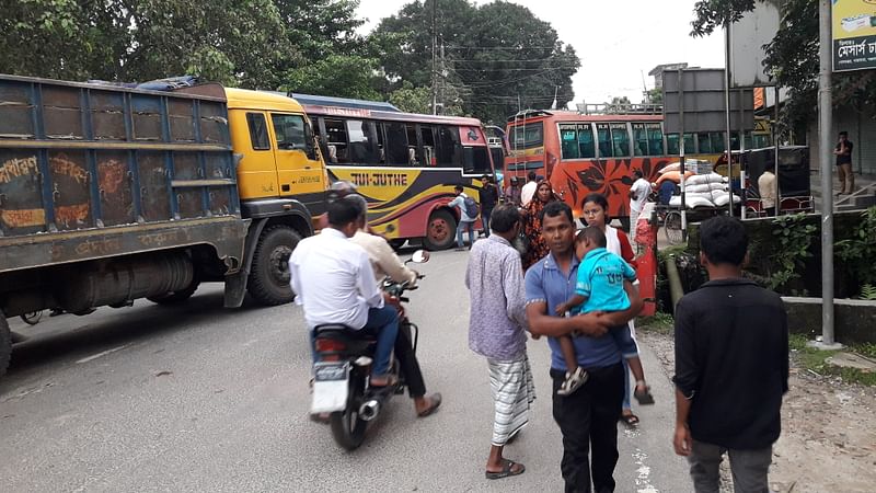 পঞ্চগড়ে শ্রমিক ইউনিয়নের এক নেতাকে মারধরের অভিযোগে মহাসড়ক অবরোধ। এতে চরম দুর্ভোগে পড়েন সাধারণ যাত্রীরা। আজ মঙ্গলবার পঞ্চগড় শহরের ধাক্কামারা এলাকায় পঞ্চগড়-ঢাকা মহাসড়কে