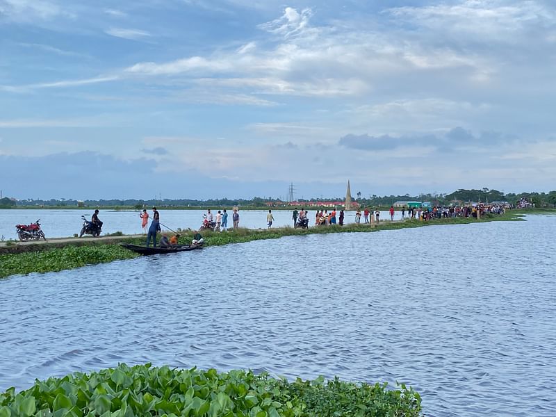 কুমিল্লার মুরাদনগর ও ব্রাহ্মণপাড়া উপজেলা মিলে অবস্থান ডালপা বিলের। এর সৌন্দর্য দেখতে দর্শনার্থীরা ভিড় করেন