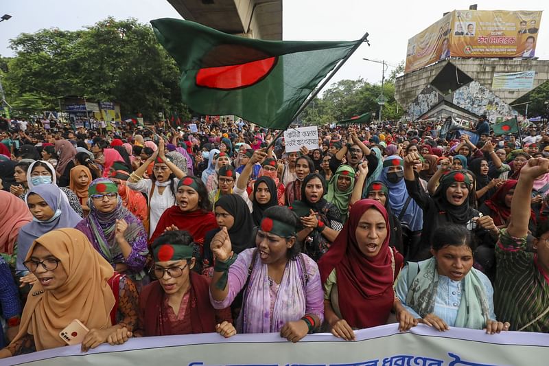 রাজধানীর শাহবাগে কোটা সংস্কারের দাবিতে আন্দোলন