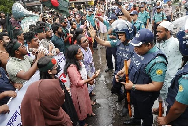 ঢাকা কলেজের শিক্ষার্থীদের শাহবাগে যেতে দেয়নি পুলিশ।