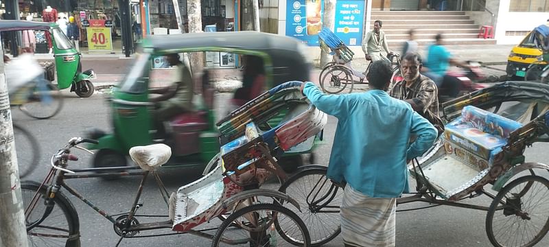 অসনীয় গরমে স্বস্তি পেতকে  দুই রিকশাচালক ছায়ায় জিরিয়ে নিচ্ছেন। শ‌নিবার বিকেলে সিলেট নগরের বারুতখানা এলাকায়