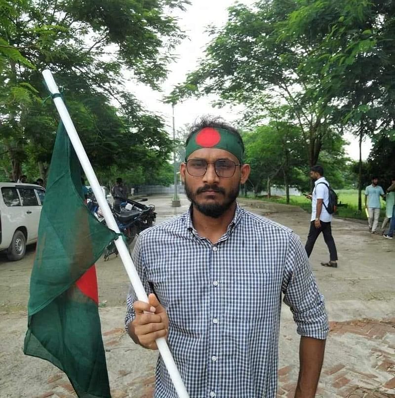 আবু সাঈদ। হাতে ও মাথায় জাতীয় পতাকা নিয়ে কোটা সংস্কার আন্দোলনে অংশ নিয়েছিলেন তিনি