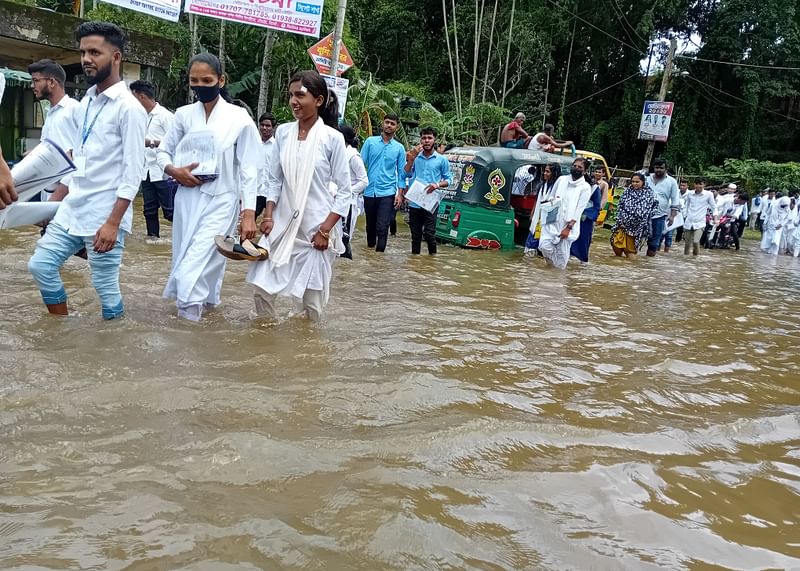 পরীক্ষাকেন্দ্রের সামনের সড়কে হাঁটুপানি। সিলেট বিভাগের এইচএসসি পরীক্ষার প্রথম দিনে ভিজে বাড়িতে ফিরছেন পরীক্ষার্থীরা। মঙ্গলবার দুপুরে জুড়ীর তৈয়বুন্নেছা খানম সরকারি কলেজ এলাকায়