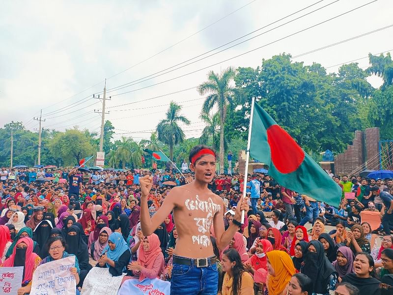 সরকারি চাকরিতে কোটা পুনর্বহালের প্রতিবাদে রাজশাহী বিশ্ববিদ্যালয়ের শিক্ষার্থীরা ঢাকা-রাজশাহী মহাসড়ক অবরোধ করে বিক্ষোভ করেন। আজ শনিবার বেলা সাড়ে ১১টার দিকে বিশ্ববিদ্যালয়ের প্রধান ফটকের সামনে