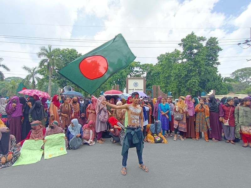 ঢাকা-রাজশাহী মহাসড়ক আটকে রাজশাহী বিশ্ববিদ্যালয়ের শিক্ষার্থীদের বিক্ষোভ। আজ বুধবার দুপুরে বিশ্ববিদ্যালয়ের প্রধান ফটকের সামনে