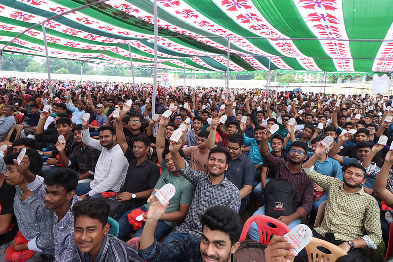 ক্রেস্ট হাতে উচ্ছ্বসিত শিক্ষার্থীরা। আজ শুক্রবার সকালে রাজশাহীর জেলা মুক্তিযুদ্ধ স্মৃতি স্টেডিয়ামে