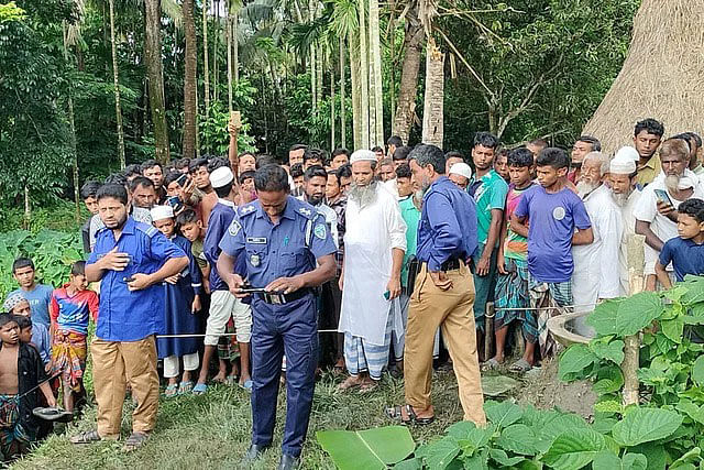 বাড়ির সামনে গলা কাটা অবস্থায় পড়ে থাকা বৃদ্ধের লাশ উদ্ধার করে পুলিশ। গত রোববার নোয়াখালীর সুবর্ণচর উপজেলার চর জব্বর ইউনিয়নের চর রশিদ গ্রামে