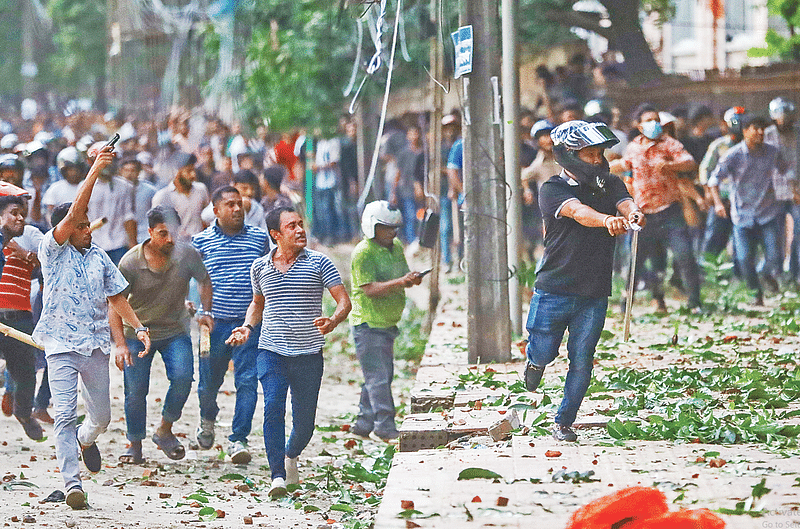 আন্দোলনরত শিক্ষার্থীদের সঙ্গে ছাত্রলীগের সংঘর্ষের এক পর্যায়ে তিন ব্যক্তিকে অস্ত্র হাতে শহীদুল্লাহ হলের ভেতরের দিকে গুলি ছুড়তে দেখা যায়। গতকাল বিকেলে ঢাকা বিশ্ববিদ্যালয়ে